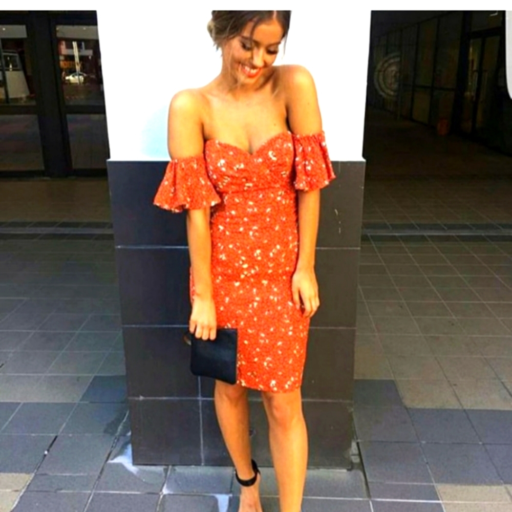 Off the shoulder with attached short sleeves. - Picture 3 of 9